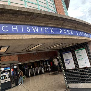 Chiswick, Chiswick Outdoor Market Walk + William Hogarth &#8211; Turnham Green to Chiswick Park Tube Stations, Welsh Man Walking