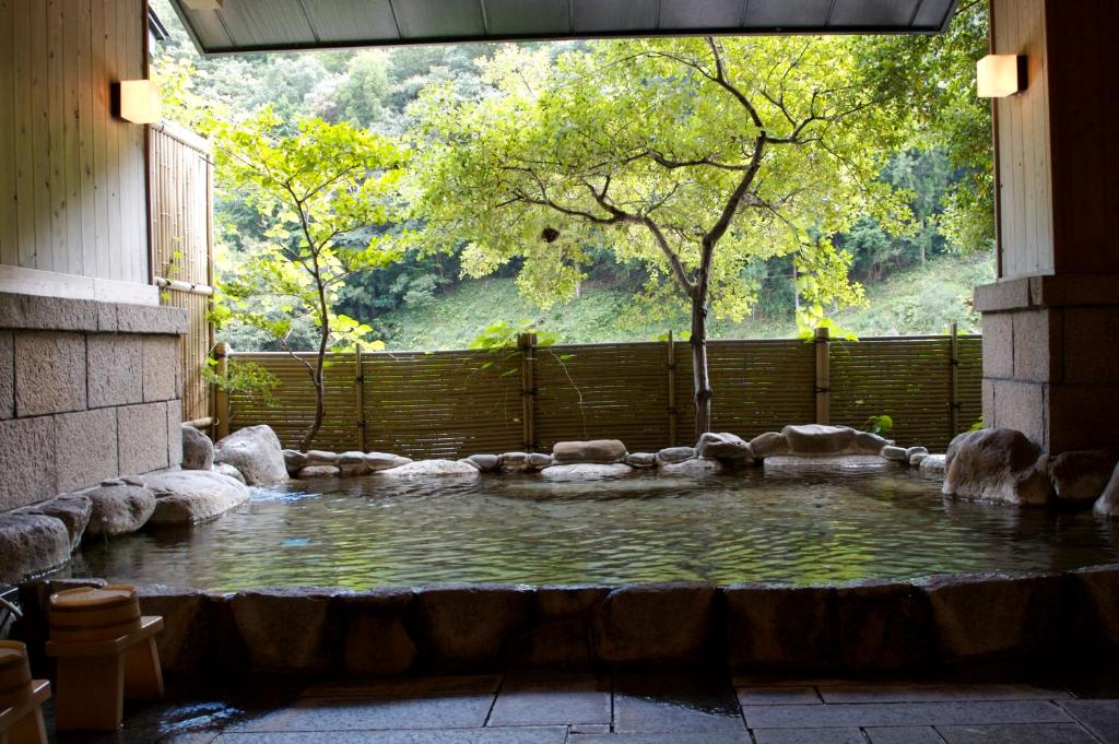 Kawayu Onsen ryokan – riverbank baths